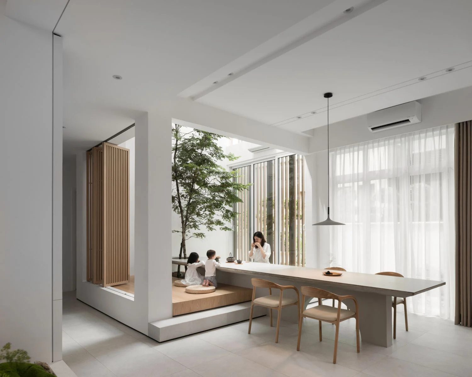 Con người và cây xanh trở thành tâm điểm chú ý trong một không gian Minimalist (Nguồn: Tatler Asia)